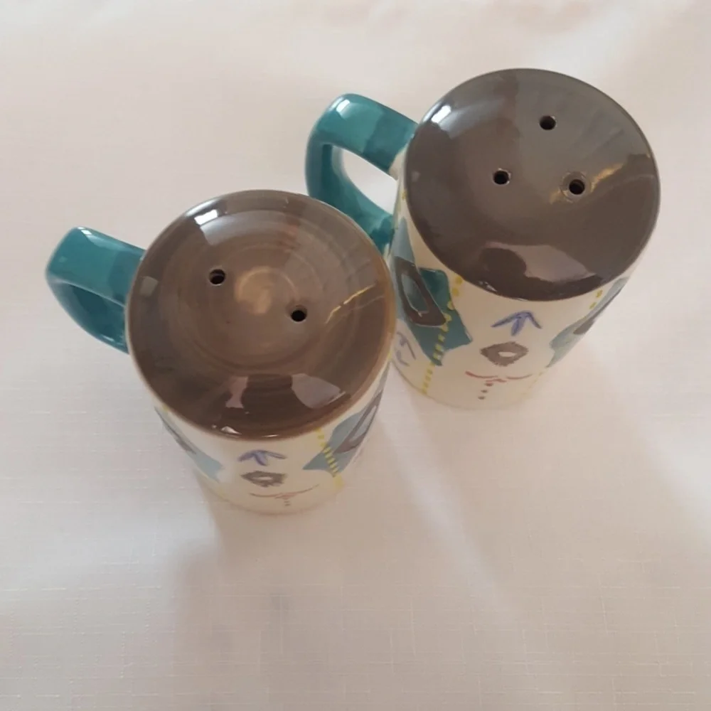NWT Salt & Pepper Set with Handle